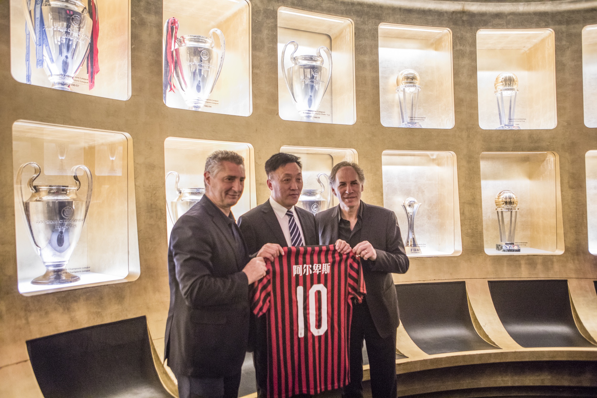 邵佳一补招朱鹏宇打脸安东尼奥？刘诚宇太可惜了！昔日两大中锋自废武功