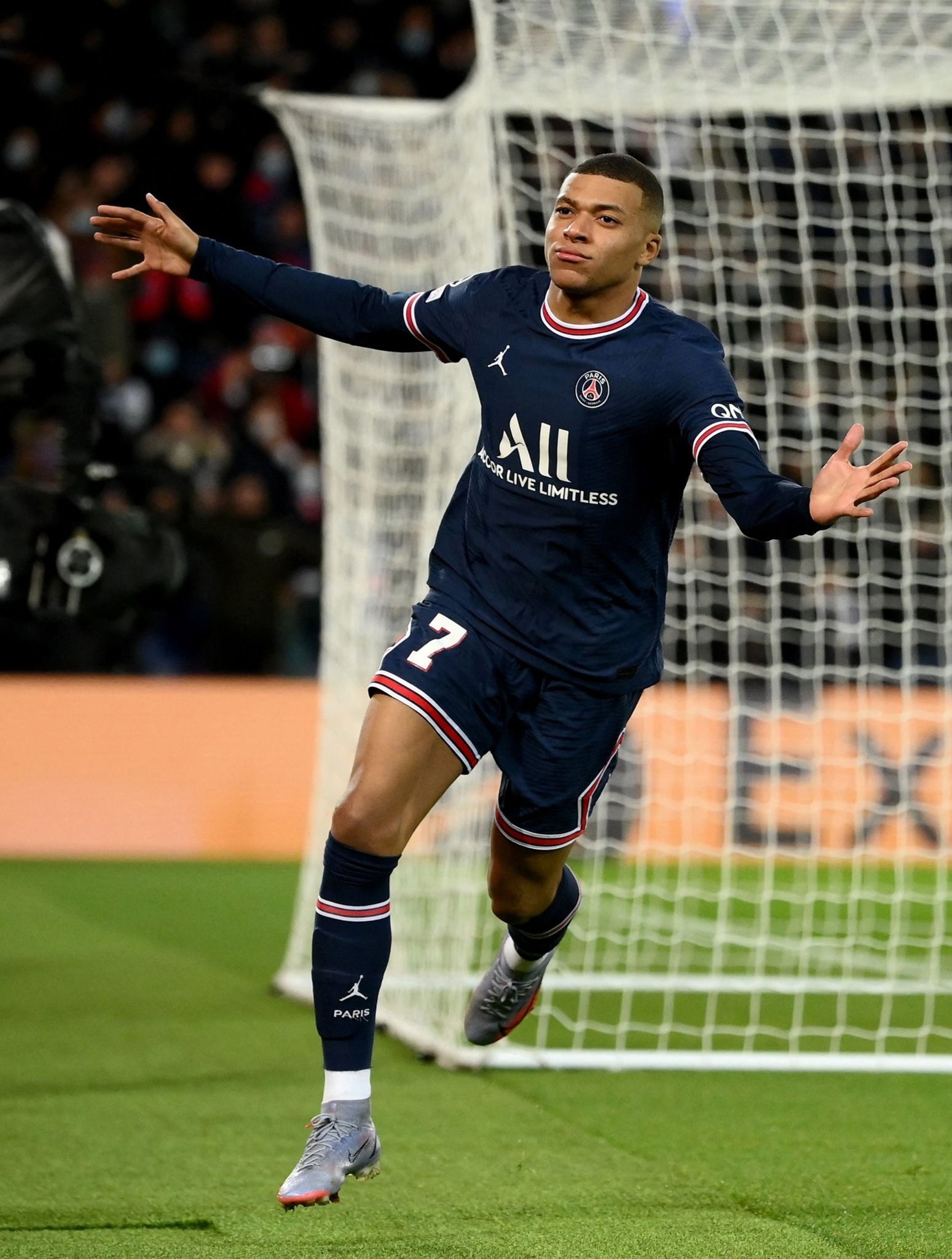 曼城对阵布莱顿分析，后防残阵成隐患，遭遇克星哈兰德破荒难